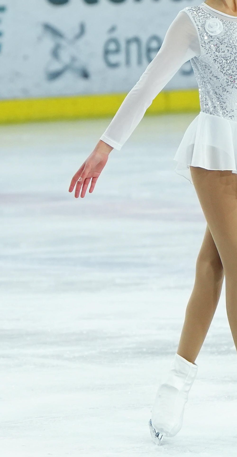 Ella en patinage artistique, geste gracieux sur la glace, lors de la Coupe de l’Océan à Anglet