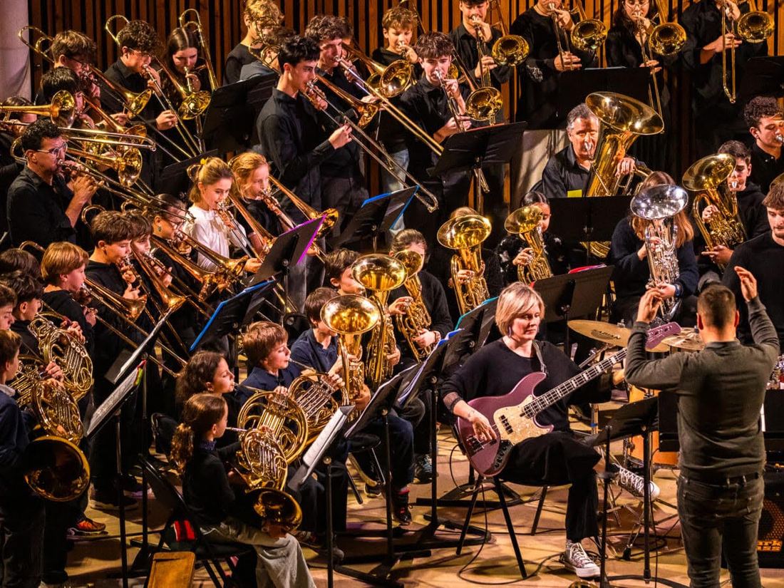 L’orchestre de jeunes au complet, trombones, cors et tubas, lors d’un concert